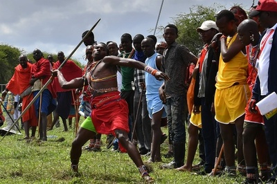 ケニアで「マサイ五輪」開催、ライオン狩りに代わるスポーツを