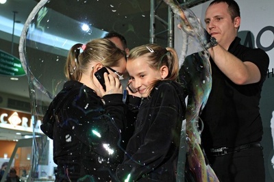 1時間で435人！シャボン玉で人を包む新記録達成 チェコ