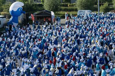 スマーフがフランスの町に大集結！ 世界記録更新