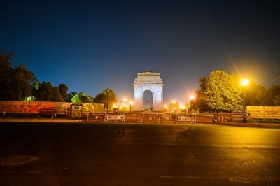 首都ニューデリーに夜間外出禁止令 感染者急増のインド