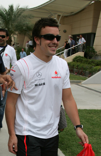 ＜07 F1・第3戦 バーレーンGP＞アロンソ 開幕を控えレース会場入りを果たす - バーレーン