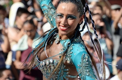 恒例の浅草サンバカーニバル、50万人が見物