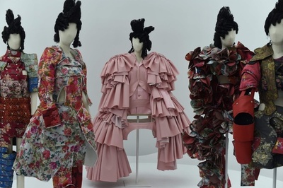 川久保玲の展覧会、メトロポリタン美術館で始まる