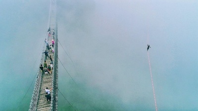 雲海を歩く人は仙人…ではなくスラックライン選手 福建・神仙居