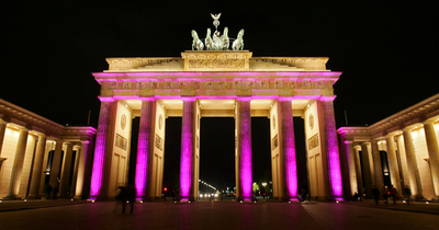 ブランデンブルク門が色鮮やかにライトアップ