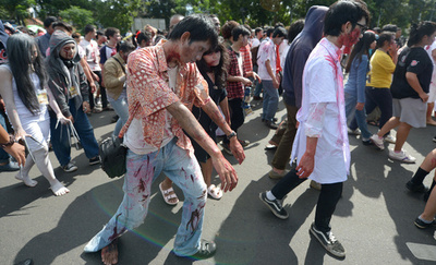 インドネシアでゾンビが行進、洪水被害の募金呼び掛け