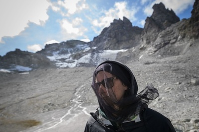 スイス・アルプスで氷河の「葬送行進」 250人が喪服で登山