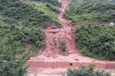 中国各地で豪雨、落雷や地滑りで数十人死亡 