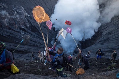 活火山火口に供物投げ入れ 伝統の祭り開催 インドネシア