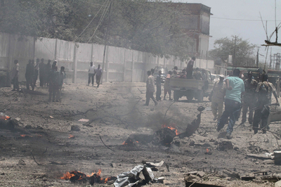 ソマリア首都で自動車爆弾攻撃、死者70人以上