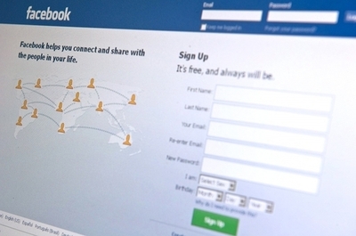 フェイスブックに自殺防止の新機能、電話相談などが可能に
