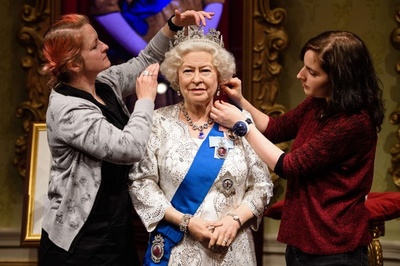 在位最長記録目前で「化粧直し」、英エリザベス女王のろう人形