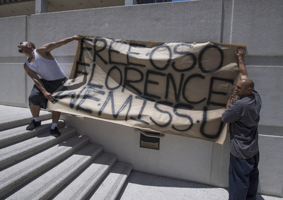 米当局、ミシシッピ州で不法移民一斉摘発 食品工場で680人拘束