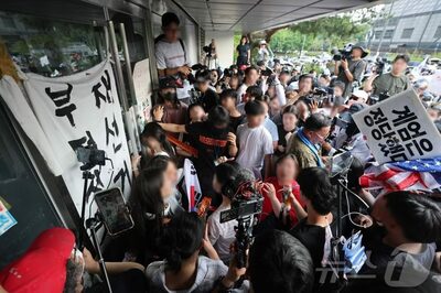 韓国警察、開票所封鎖デモで出入口をふさいだ30代女性をようやく特定