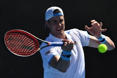 第9シードのイズナーが初戦敗退、12歳年下の同胞に苦杯 全豪OP