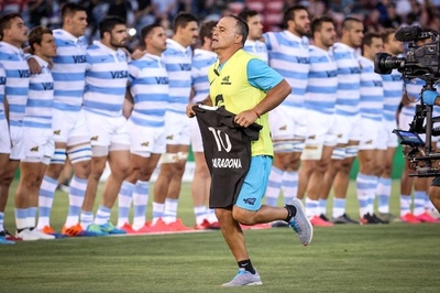 オールブラックス、特製ジャージーでマラドーナ氏を悼む