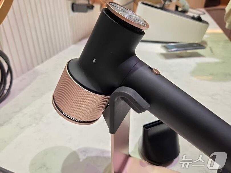 LG電子が強力な風と多彩な機能を搭載したプレミアムヘアドライヤー「AirDew」を「IFA 2026」で公開した(c)news1