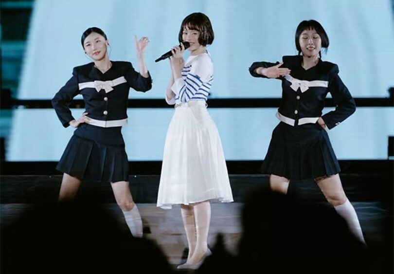 「青い珊瑚礁」を歌うNewJeansのハニ＝ADOR提供(c)MONEYTODAY