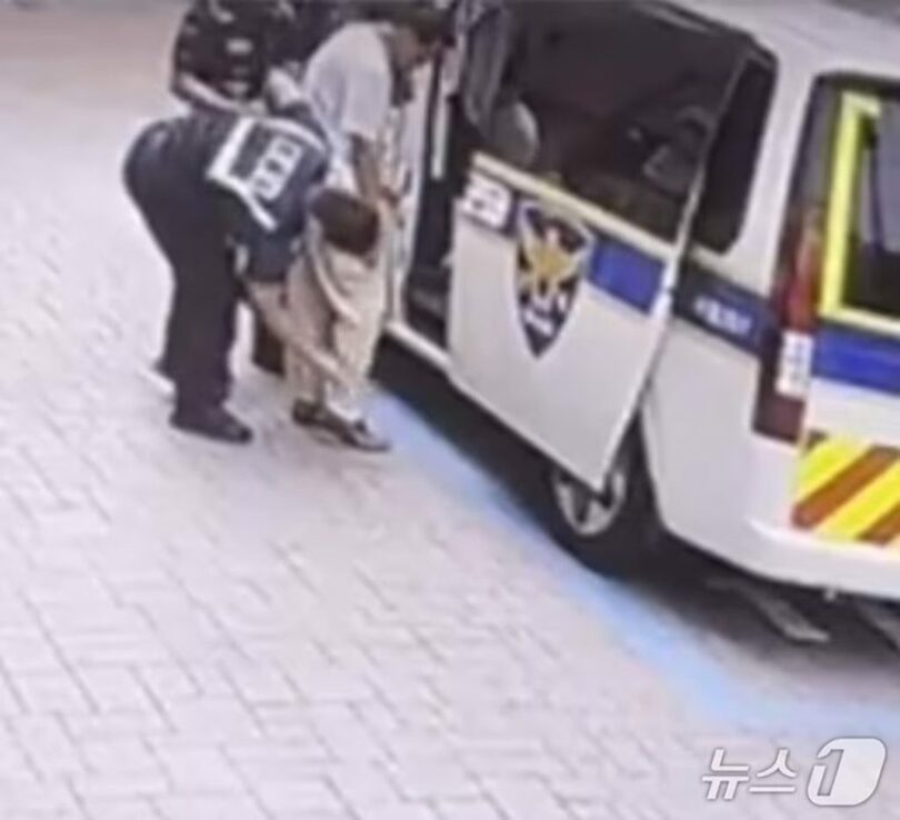 8月20日、ソウル・冠岳区新林駅付近で機動巡察隊に取り押さえられた詐欺容疑者＝ソウル警察庁提供(c)news1