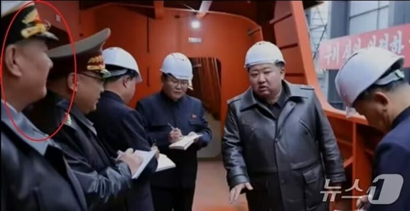 6月29日、朝鮮中央テレビが再放送した記録映画で、キム・ミョンシク前海軍司令官の姿が編集されずそのまま放送された＝同テレビキャプチャー(c)news1