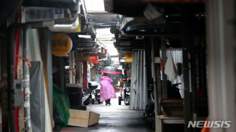 市民らが訪れるソウルの市場(c)NEWSIS