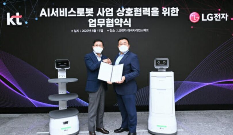 （左から）LG電子BS事業本部長のチャン・イクファン氏、KTAIDX融合事業部門長のソン・ジェホ氏（写真=LG電子）(c)KOREA WAVE