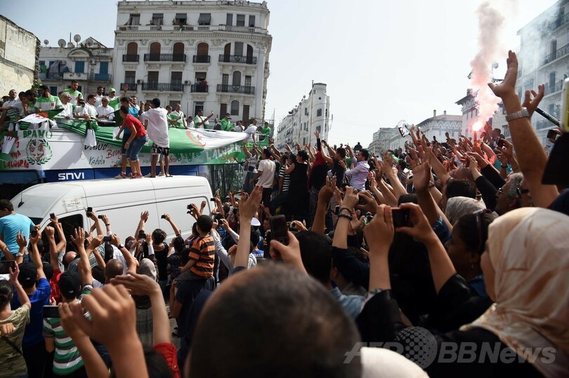 W杯ベスト16のアルジェリア代表が凱旋パレード
