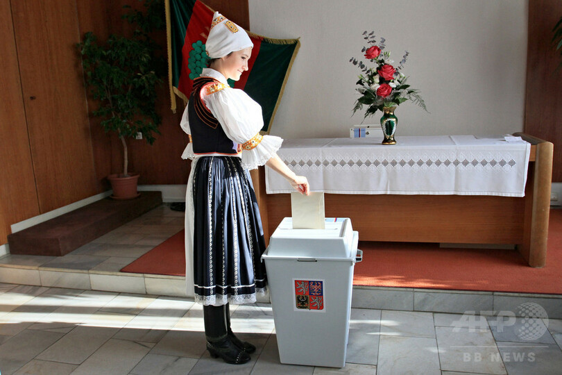 投票も民族衣装で、チェコの村で伝統的な祭り