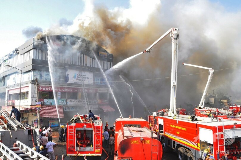 インドでビル火災、予備校生徒19人死亡