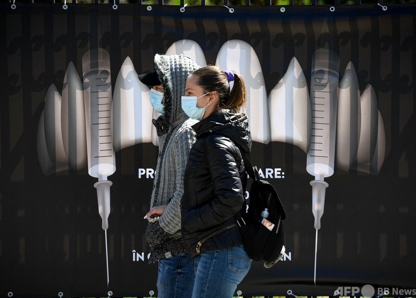 ドラキュラ城でワクチン接種、牙の代わりに注射針を