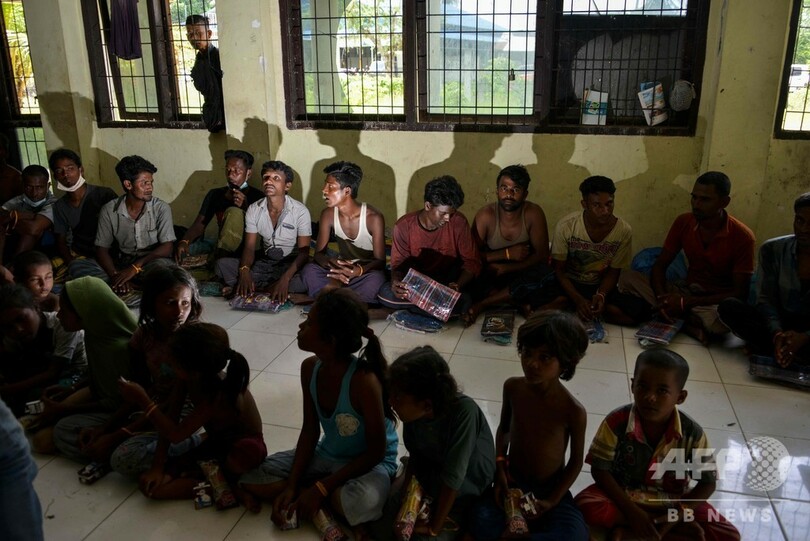 海上のロヒンギャ船を漁師らが救助、上陸拒否した当局に憤慨し インドネシア