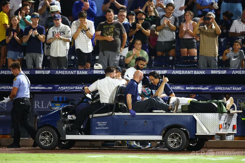 ファウルボールがレイズ投手の顔直撃、病院へ搬送