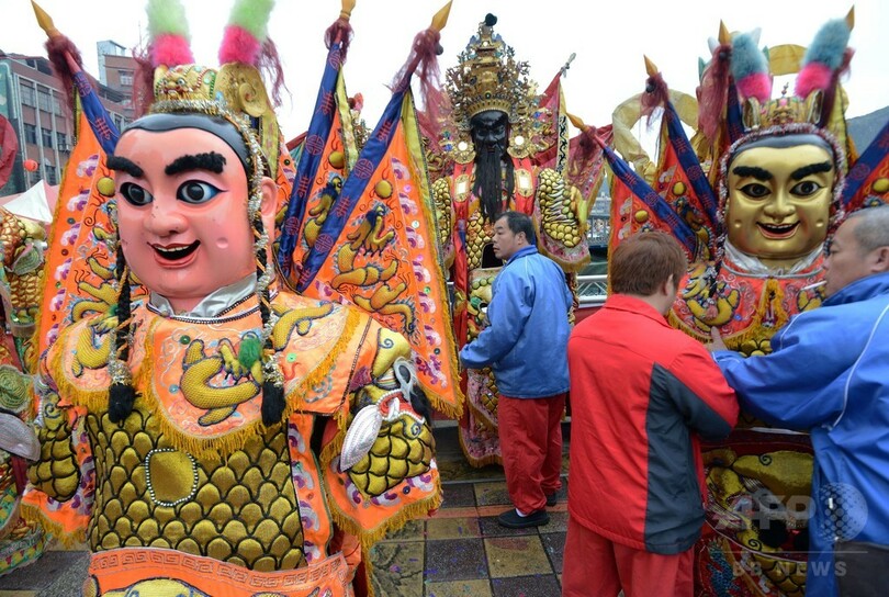 台湾、港に飛び込む祭り 平和と繁栄願う