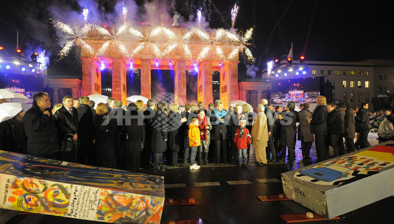 「ベルリンの壁」崩壊20年を祝う巨大ドミノ倒し