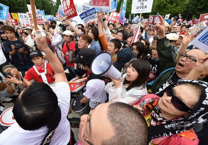 安保法案抗議デモ、国会前を埋め尽くす