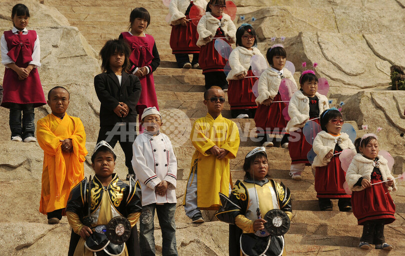 低身長の人びとによるテーマパークが人気、差別から解放の機会にも 中国