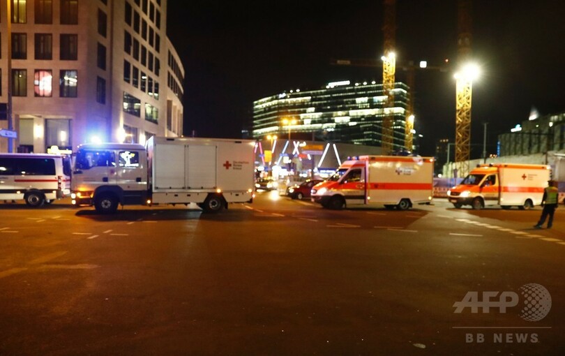 ベルリンXマス市にトラック突入、12人死亡48人負傷 テロの可能性