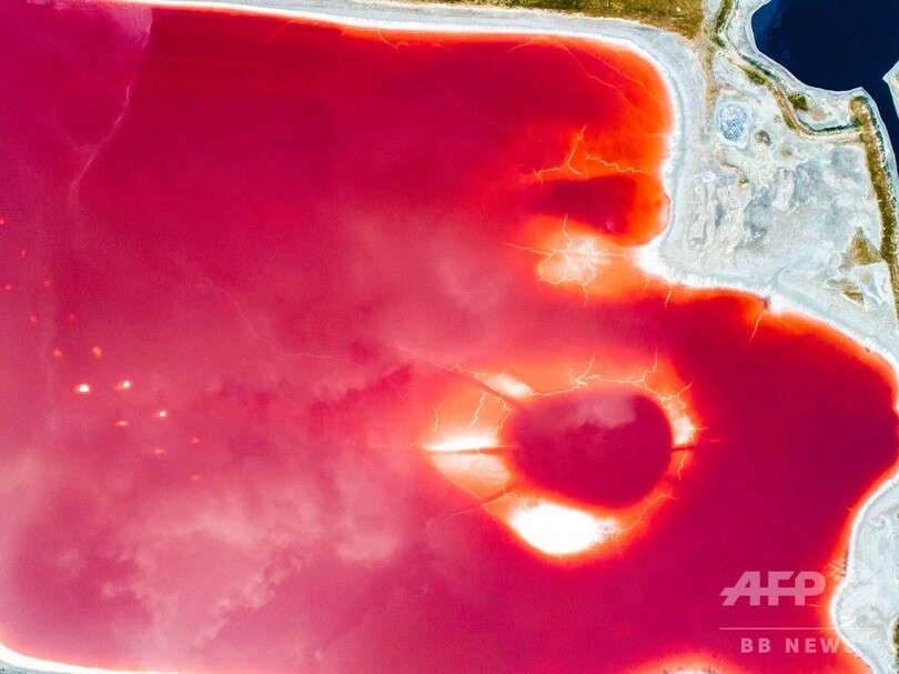 極彩色の湖、高温の影響か 山西