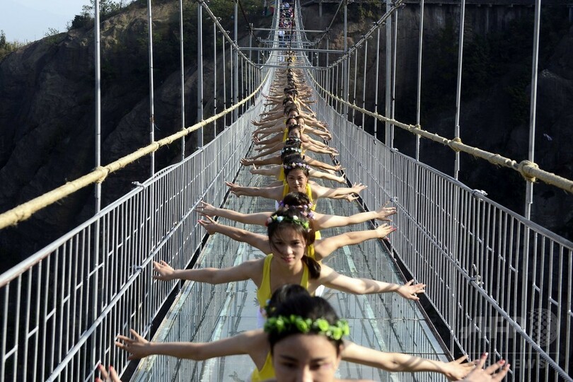 ガラスのつり橋でヨガ、愛好家たちがパフォーマンス 中国