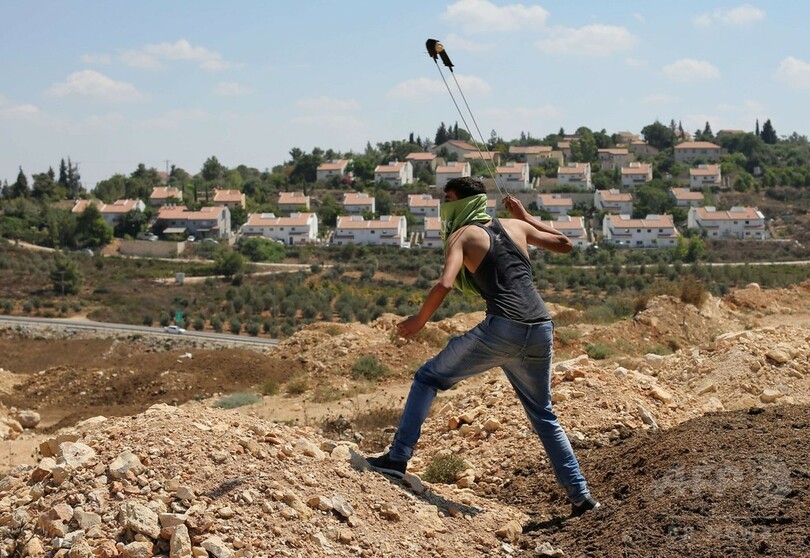 少年を押さえつけるイスラエル兵、映像めぐり激論