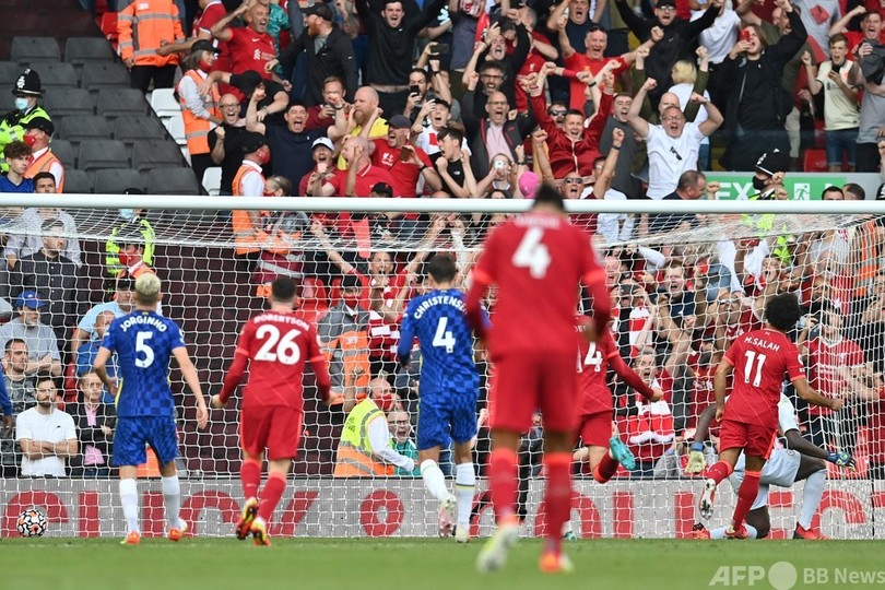 リバプールは10人のチェルシーとドロー、マンCはアーセナルに5発大勝