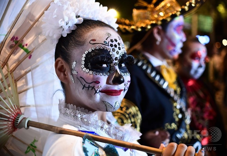 死者の日 控え骸骨姿でパレード メキシコ 写真枚 国際ニュース Afpbb News