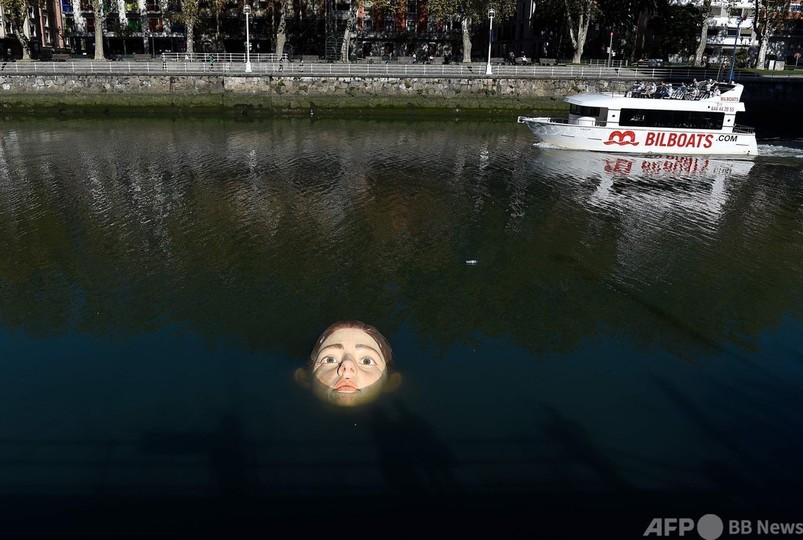 水面を浮き沈みする 少女の顔 スペイン ビルバオ 写真13枚 国際ニュース Afpbb News