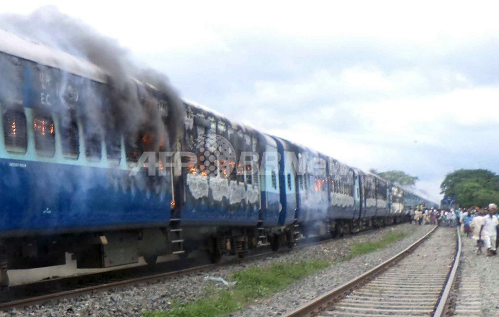 インドで列車事故 巡礼者に突っ込む 37人死亡 写真4枚 国際ニュース Afpbb News