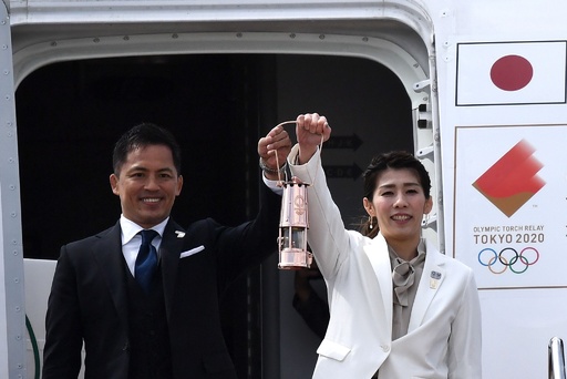 東京五輪の聖火、日本に到着