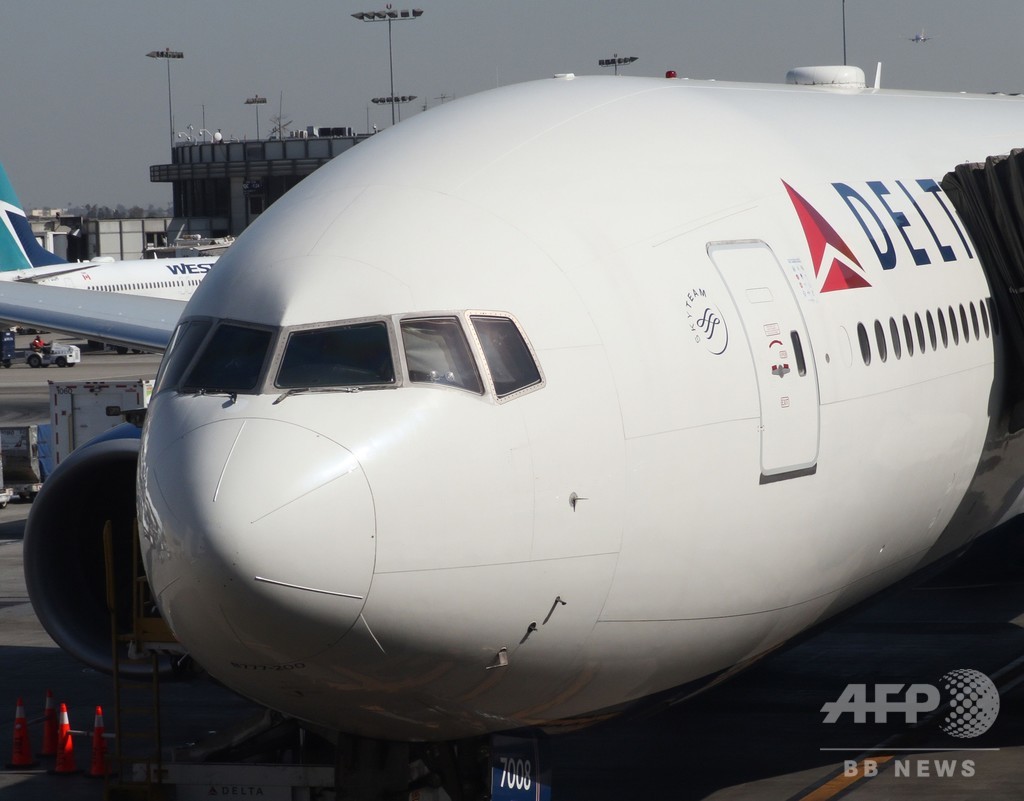 米旅客機、トラブルで校庭に燃料投棄 児童ら約30人軽傷 米旅客機、トラブルで校庭に燃料投棄 児童ら約30人軽傷