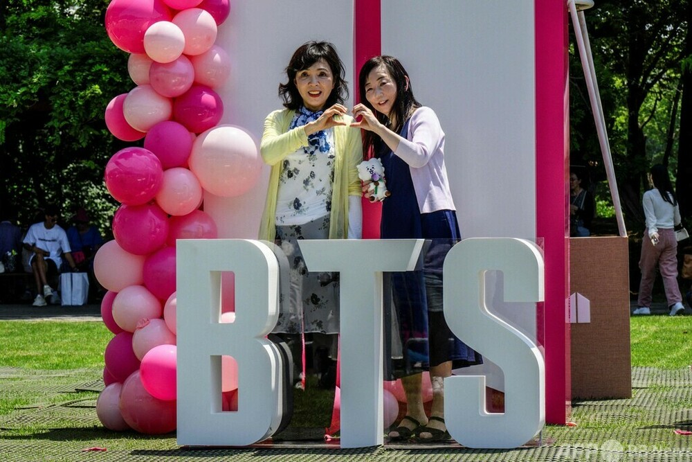 BTSファンイベントに長蛇の列 前日除隊のジンさんのハグ会も