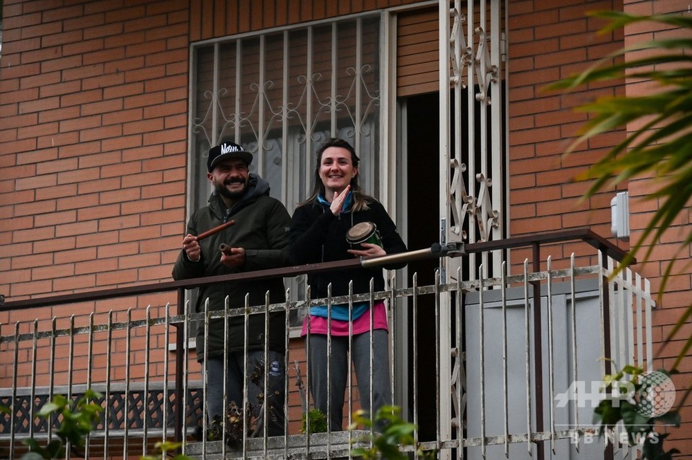 自宅の窓から住民合唱 新型コロナで封鎖のイタリア マカレナ 一斉ダンスも 写真3枚 国際ニュース Afpbb News