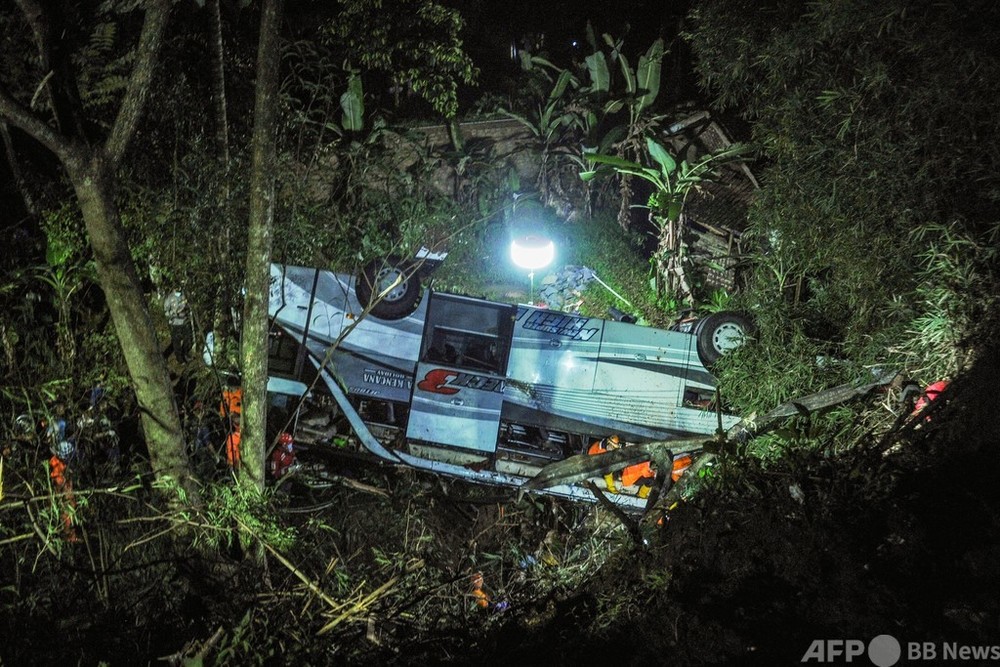 バスが谷に転落、27人死亡 巡礼の帰路 インドネシア