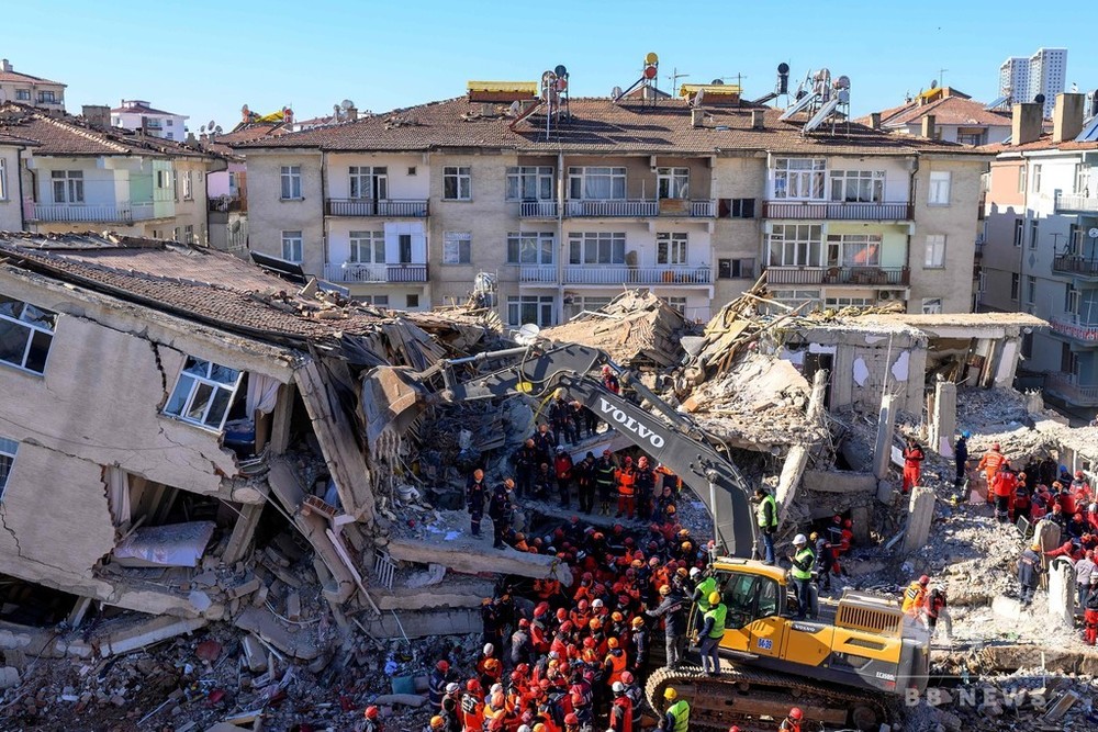 トルコ東部地震、38人の死亡確認 救助活動続く 写真10枚 国際ニュース：AFPBB News